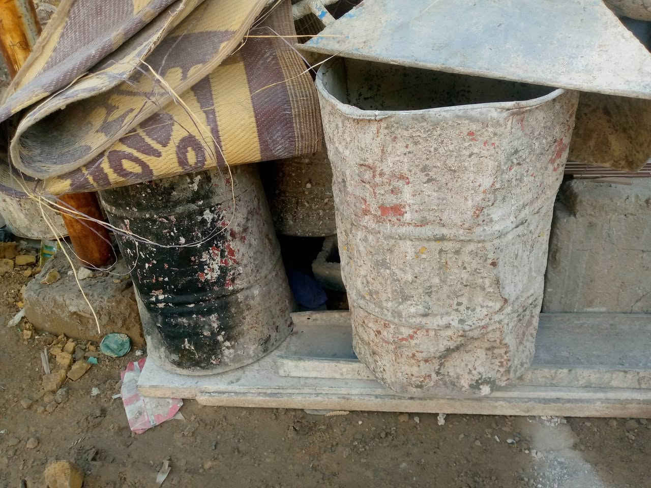 السلام عليكم سكلة للبيع اقفاصة عدد 6كاملات انضاف ولوحات حديد عدد 3 وعرباين عدد 2 وحدة منهن بس تاير عوزهة براميل عدد 9 مصاطر اخو الجديد غراض كاملة
