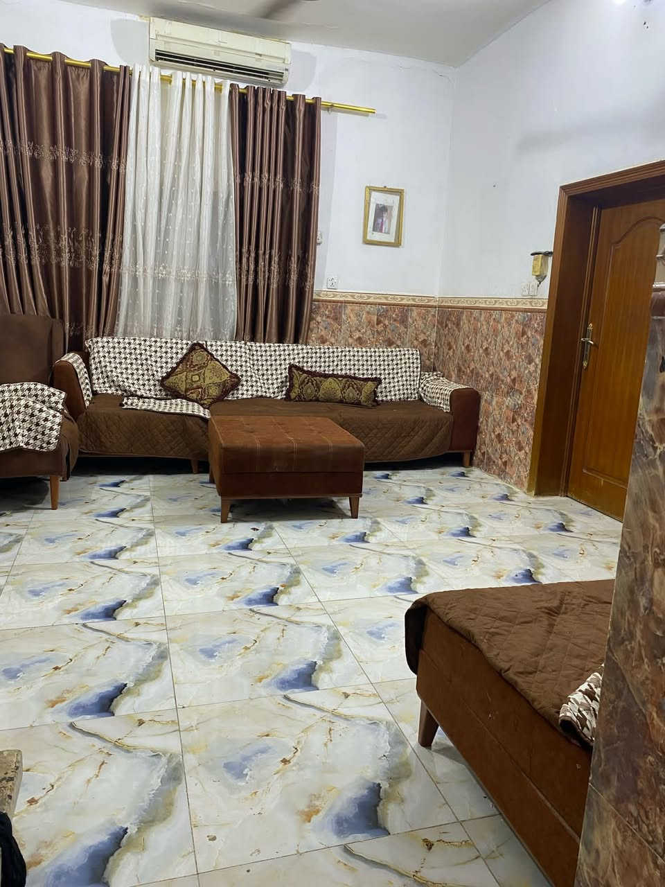 دار للبيع  طابو صرف 200 متر 
الموقع حي الحسين قرب ثانوية الكندي 
البيت طابقين الطابق الأول
 استقبال مع غرف نوم اثنين مع صاله ومطبخ حار وبارد 
الطابق الثاني 4 غرفة نوم مع  حمامات  اثنين مع صاله  
علما ان البيت مقابل ساحة خضراء حديقه 
سنة البناء 2008 وتم ترميمه حديثاً


**إذا كنت صاحب هذا الإعلان وتريد حذفه لأي سبب، رجاءا أرسل رسالة إلى الدعم الفني**