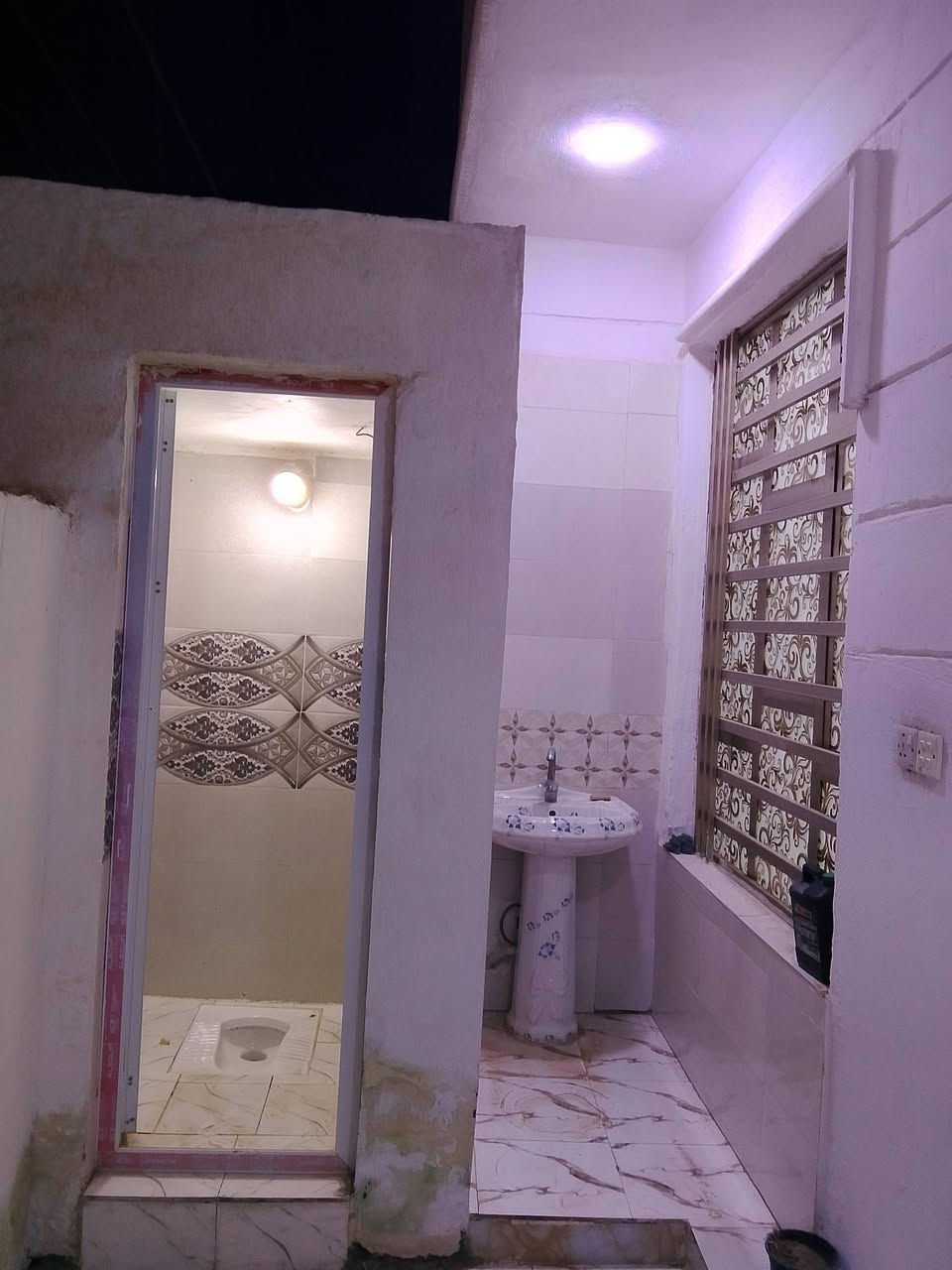 بيت للايجار
بيت 100متر طابق واحد  يحتوي على استقبال مع هول ومطبخ حار وغرفة نوم وحمام داخلي وخارجي ودرج وسطح.... العنوان نهاية أربع شوارع قرب مخبز جنات الغير كاع ابو ريسان وللاستفسار الاتصال بالرقم ***********
