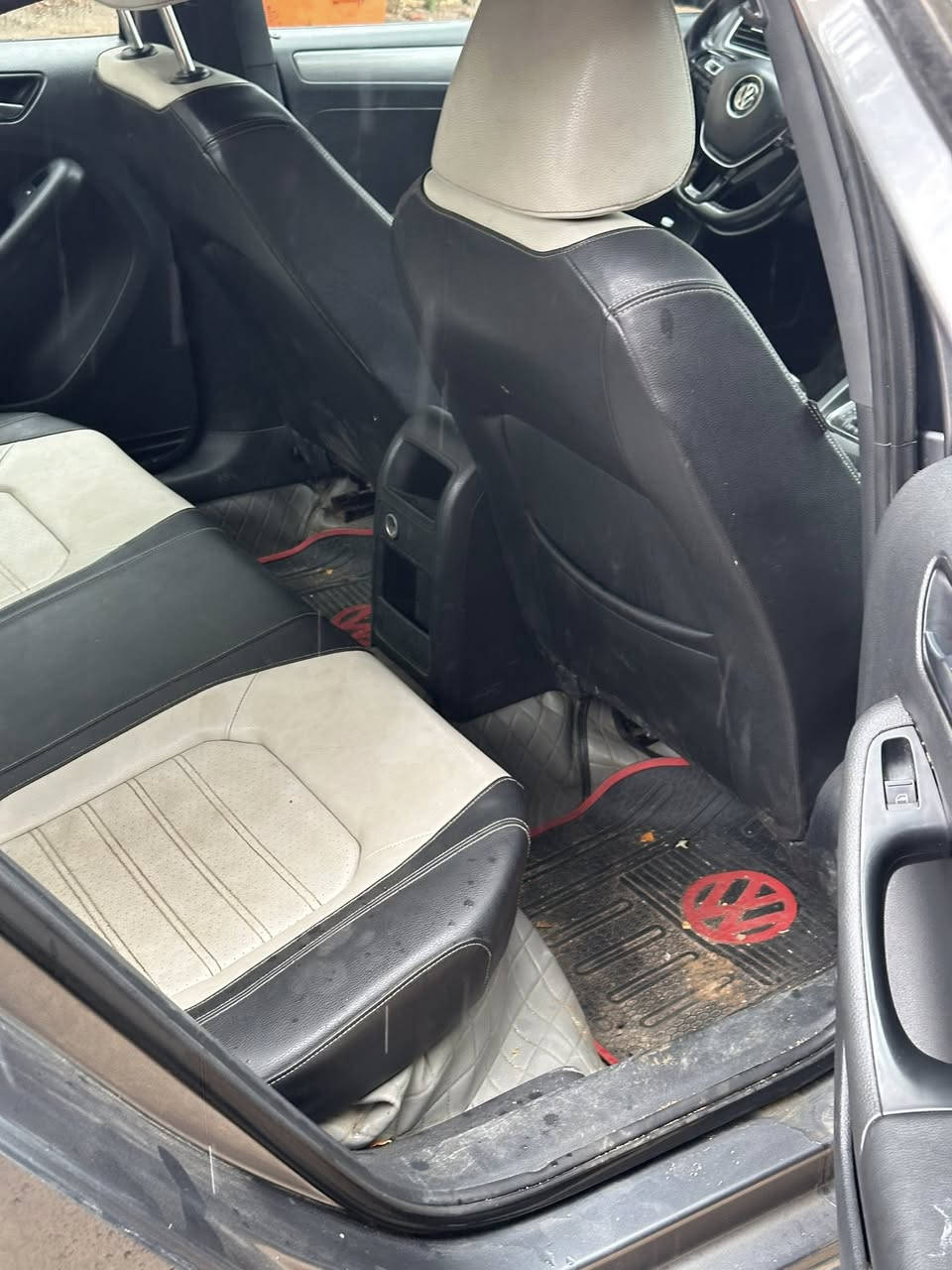 جيتا موديل 2016  وارد امريكي حادث قبق جنطة ودعامي وصبغ قبق جنطة وشويه من الجاملغات محرك 1800 تيربو رقم بغداد بسمي السعر 12000$ 120 ورقه وبيه مجال تلفون ***********
