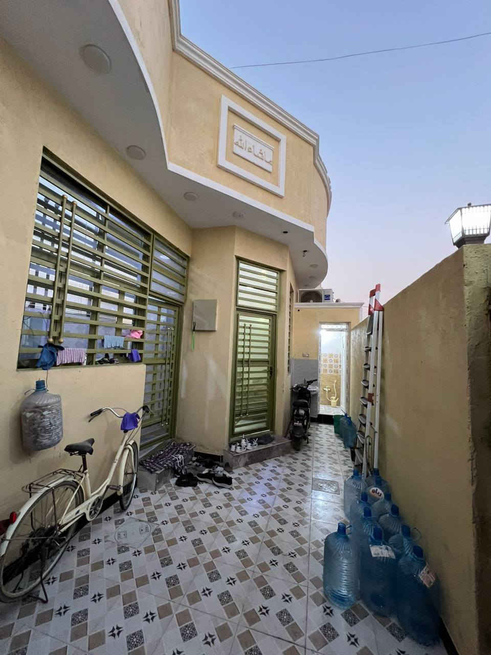 دار سكن بمساحة 150م
طابو ملك صرف زراعي عراقي نموذج 25
البناء حديث وشغل مرتب والواقع أجمل .
#يحتوي :: كراج صحيات خارجية استقبال مطبخ صالة 
صحيات داخلية غرفتين منام درج مؤدي للسطح مع منور
اساس وسقف #كونكريت شارع 10م تبليط .
مدارس مشي سناتر ماء كهرباء منطقة سكنية وخدمية
يبعد عن طريق الوسطي 150م .
📍 إبي الخصيب - طريق الوسطي - قرب مدرسة الصفراء
#السعر_المطلوب :: 90 مليون قابل للتفاوض 
#للأستفسار :: 
***********
