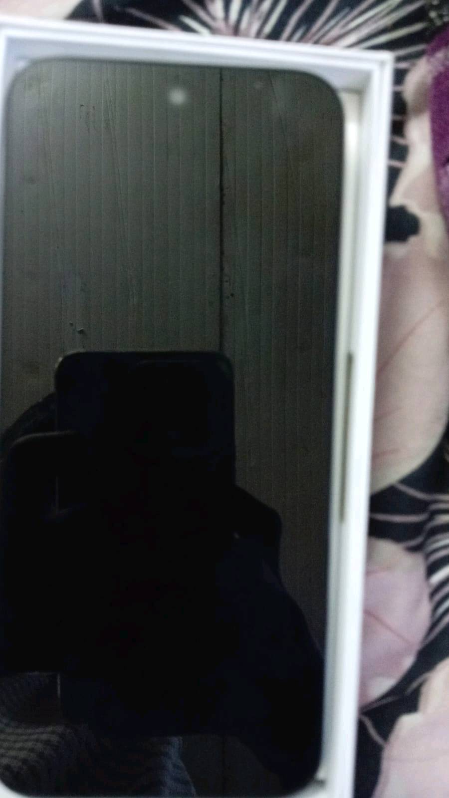 تليفون Honor X6C جديد وغير مستخدم، بلونه الأبيض الأنيق. الجهاز يحتوي على ثلاث كاميرات خلفية مما يضمن لك تصوير احترافي بصور نقية. العلبة وجميع الملحقات موجودة. يتميز الجهاز بتصميمه العصري والرفيع مما يجعله سهل الحمل والاستخدام اليومي.