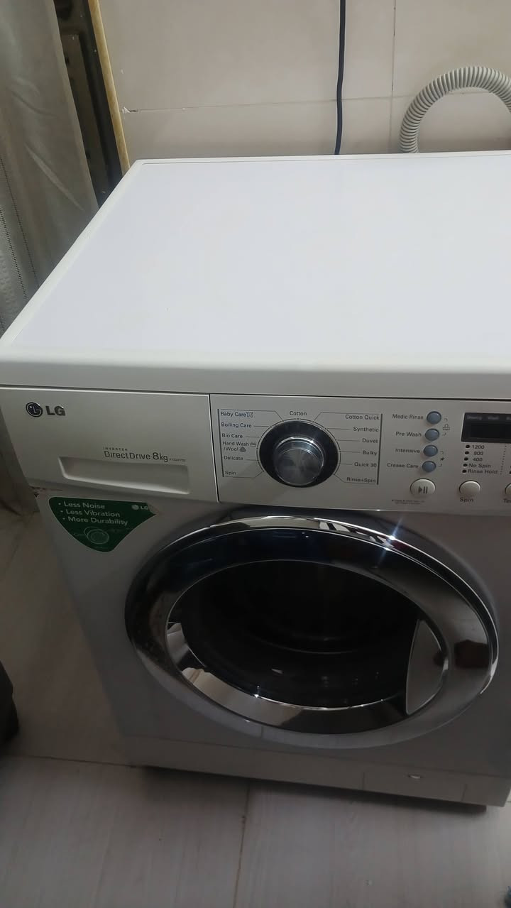 السلام عليكم ال جي ٨ كيلو 
مكاني بغداد الكرخ 
*********** 
السعر ٢٢٥ نظيفة كلش
