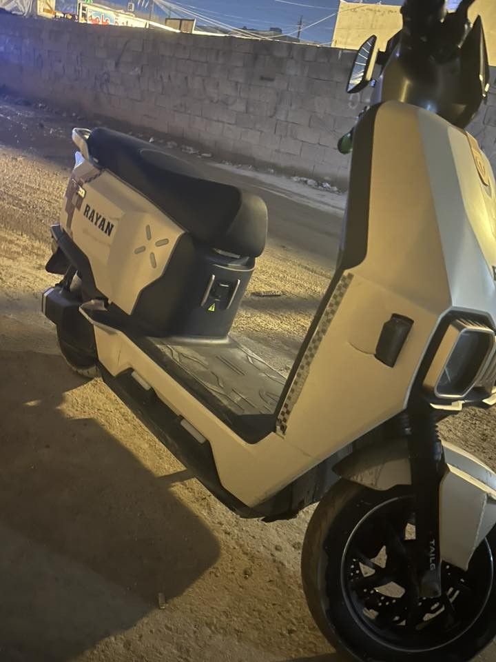 السلام عليكم اخوان دراجه ريان شركه TILG صاعقه صغير موديل 2026 استخدام شهرين فقط ماشيه 131 كيلو فقط 
ست بطاريات سرعه 60 ويها ثلاث بصمات تشغيل تربط بلوتوث تمشي بالشحنة الوحده من 50 إلى 70 كيلو الدراجه نقصها فقط كتف من الشركه يطلع سعره تقريباً 20 ألف الدراجه فول الفول والياخذها مراح أتعبه كلش نضيفه سعر الدراجه مليون وخمسين ألف وبيها مجال للشراي المكان بغداد الأمين الثانيه غير متواجد عل فيس 
*********** وإذا مراوس حسب القناعه ماكو مشكله  
واعتذر عل أطاله
