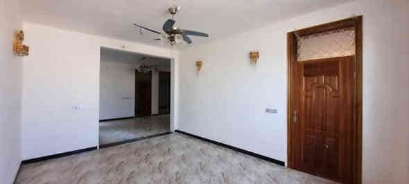 بيت في مجمع اللؤلؤه الربع الاول مساحة 200متر بسعر 190 طابق واحد البيت جاهز للسكن تحت البناء 151 والباقي كراج وحديقه يحتوي على غرفتين ارضيه وصاله واستقبال ومجموعه صحيه للخطار ومجموعه صحيه داخليه ومساحة الغرف 4*4 و الاخرى 4*3 والبناء طابوك جمهوري والموقع مميز امام 
حديقه ***********
