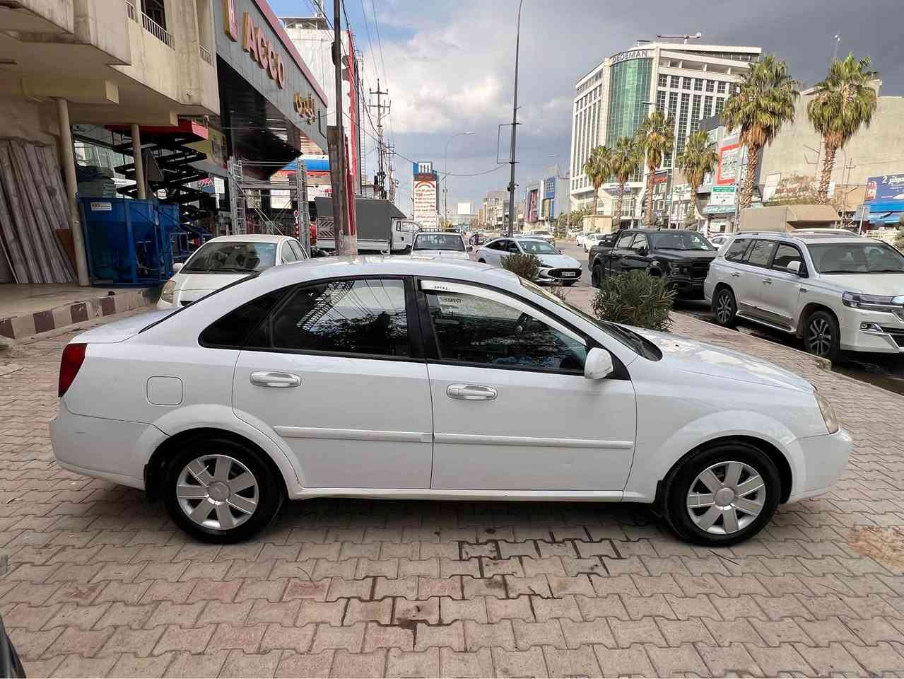 شوفرليت - optra
موديل ٢٠١٠
٢٤٥ هةزار رويشتووه
گير عادى 
گير - مةكينه - تةحويل - غرامه - بةشةرت
بةناوى خومه 
سنةوى بةسةرچووه
مةسروفى تيدانييه
تاخم تايةى نويى لةسةره 
بى بوياغ - بى ليدران 
تةزرةى نييه
كةميك دوسةى بوياغه - جةمپةكى زور خةفيفى پيش و دواوةى هةيه 
شوين - هةولير 
٧٥$ 
مةجالى تيدايه
موشتةرى نيت نامةم بو مةنيره
*********** أربيل, العراق
