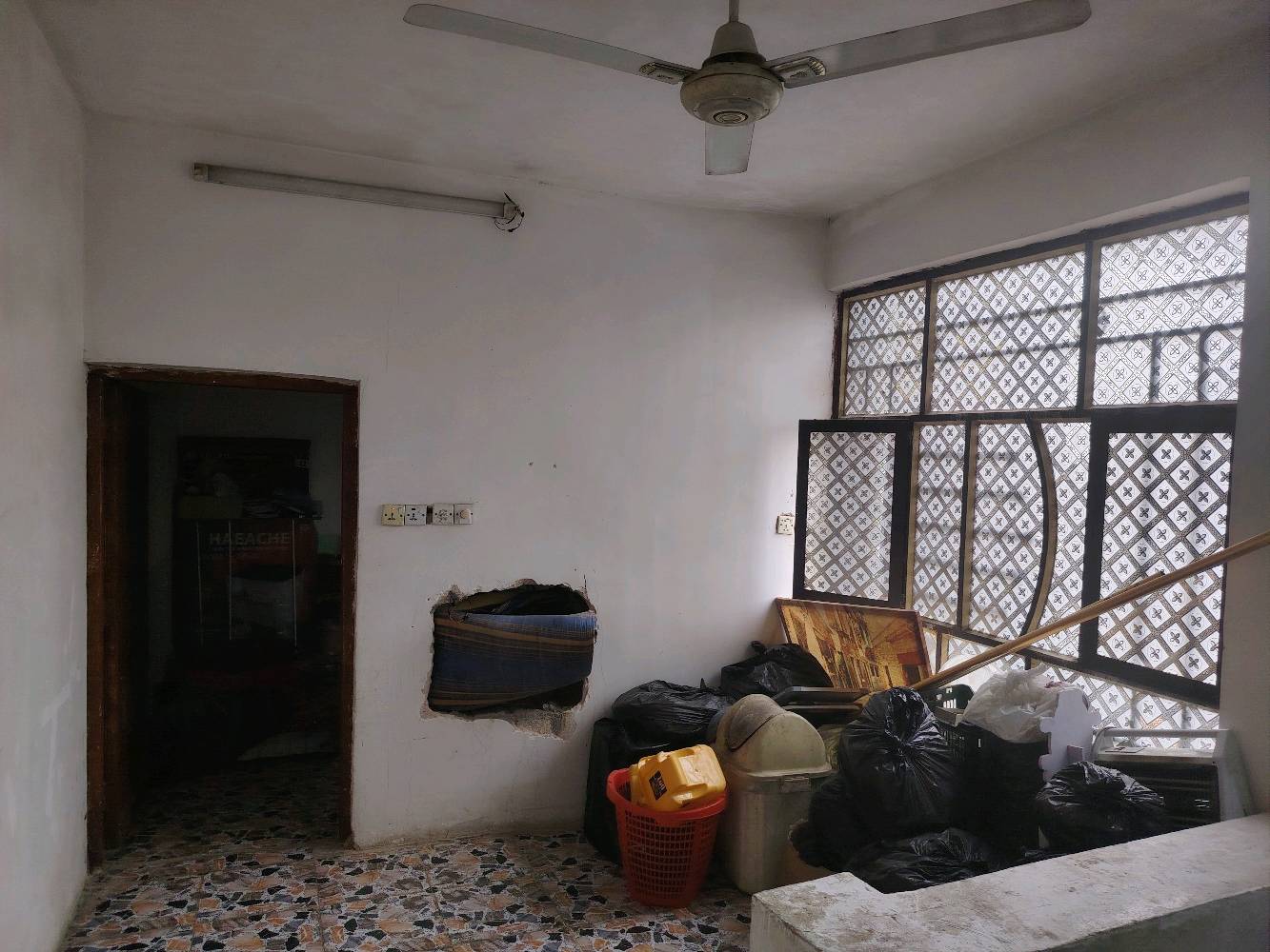 منطقة المشتل/ المعسكر  (حي فدك) 
قريب على النفط / قرب اسواق سيد جاسم 
بالفرع المقابيل مولدة حسنين
البيت مساحته 110 متر 
طابق ونص وباقي تفاصيله موضحه بالفيديو 
ورايدينه ب66 مليون
 وبي مجال طبعا