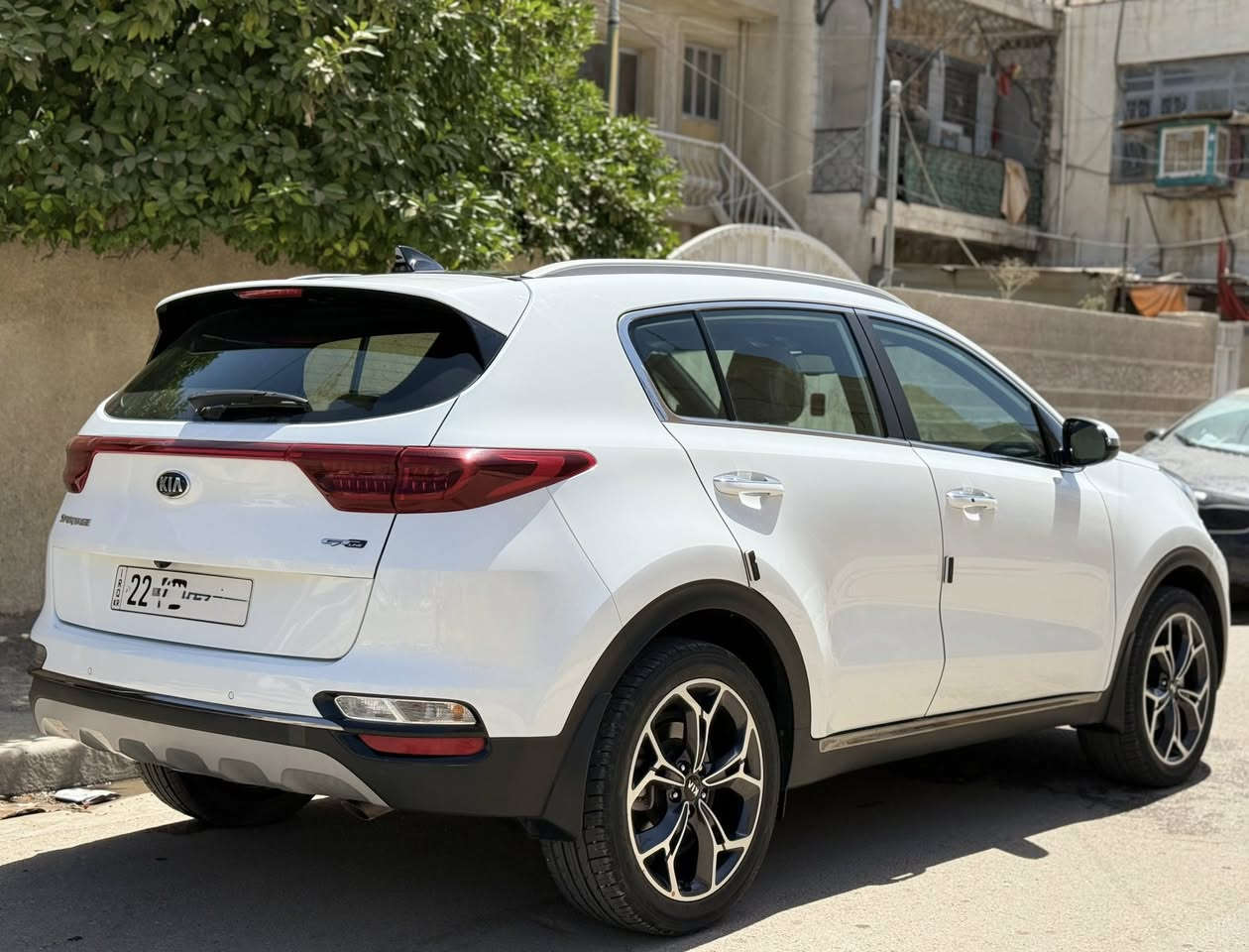 🚗 للبيع: كيا سبورتج GT-Line موديل 2019 (فول مواصفات)
سيارة نظيفة جداً وبحالة الوكالة، مال بيت واستخدام خفيف. السيارة فئة GT-Line يعني أعلى مواصفات بالسبورتج وجاهزة من كلشي.
📊 تفاصيل السيارة:
 الموديل: 2019
 العداد: 44 ألف كم بس
 الرقم: أربيل (السنوية والهزة كله جديد وجاهزة للتحويل).
 الوضعية: مكفولة من كلشي (كير، محرك، شاصي، وبودي) وشرط الفحص وين ما يعجبك.
✨ مواصفات الـ GT-Line (الفول):
 السقف: بانوراما بالكامل.
 الكراسي: جلد GT-Line تطريز بلادي، تحكم كهربائي.
 اللايتات: فول LED أمامية وخلفية، مع كشافات الضباب الرباعية الشهيرة 
 الويلات: ويل حجم 19 إنش المميز مال فئة الجي تي لاين.
 الشاشة: شاشة جبيرة بلادية تدعم كاميرا خلفية واضحة جداً + نظام Apple CarPlay و Android Auto.
 البصمة: بصمة تشغيل وبصمة أبواب.
 (الصندوق) كهربائي
 أنظمة القيادة: تحكم ستيرن كامل، مثبت سرعة، وأنظمة قيادة متعددة (Eco, Sport, Normal).
 حساسات: حساسات أمامية وخلفية بلادية.
 تبريد مركزي قطعتين ثلج، مرايا جانبية شفط كهربائي، وباقي المواصفات المعروفة لهالفئة.
📞 السعر والتواصل:
 السعر: عند الاتصال (ما نقصر ويا الطيب والجاد).
 مكان السيارة: بغداد -].
 للاستفسار والتواصل: ***********
