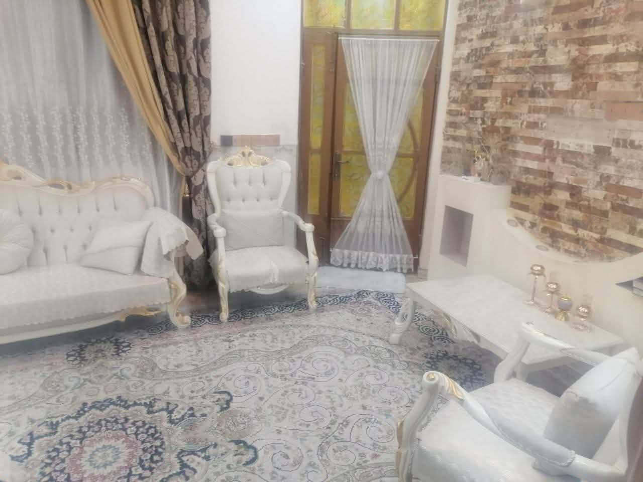 بيت للبيع مساحه ١٠٨ م طابو زراعي سند ٢٥ مربع بناء جديد طابقين يحتوي على استقبال وصاله و٣ غرف نوم ومطبخ وصحيات عنوان كربلاء المعملجي خلف جامعة الصفوه  سعره ١٨٠ بي مجال أي استفسار اتصل *********** نستقبل جميع العروض في انحاء كربلاء
