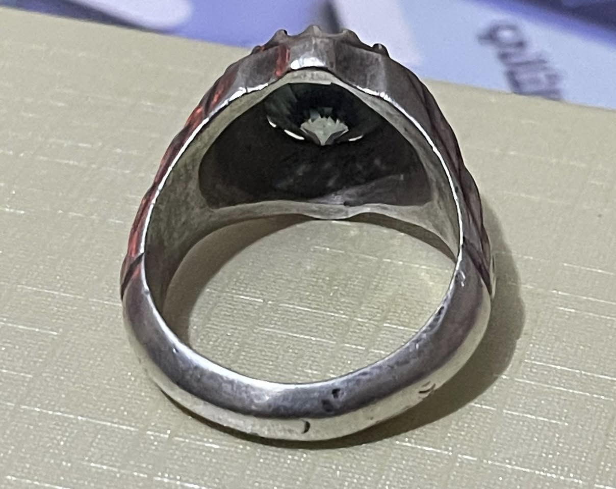 قنبلة موزونايت💣💎
*خاتم فضة عيار 925💎
صياغة موديل بحراني
*متوّج بحجر المزونايت الأصلي 

قطعة من روائع
وزن 25  غرام
وربي يهني صاحب النصيب❤️
سعر ٧٥$


**إذا كنت صاحب هذا الإعلان وتريد حذفه لأي سبب، رجاءا أرسل رسالة إلى الدعم الفني**