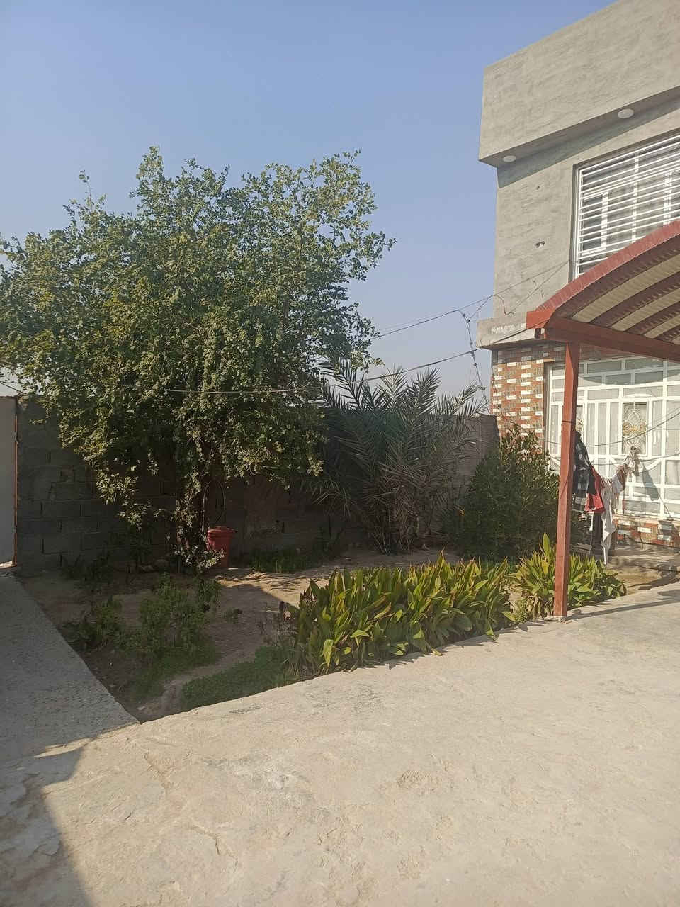 للبيع دار طابو زراعي سند 25 عرف عدد 2هول استقبال مطبخ حار وبارد كراج حديقه صحيات  المساحه 400 الطابق الثاني 3غرف نوم هول مجمع صحيات  البناء حديق ورديه خارج مقابيل الفلكه الثانيه من تنزل من الجسر  السعر خاص ابو مصطفى للعقار ***********
