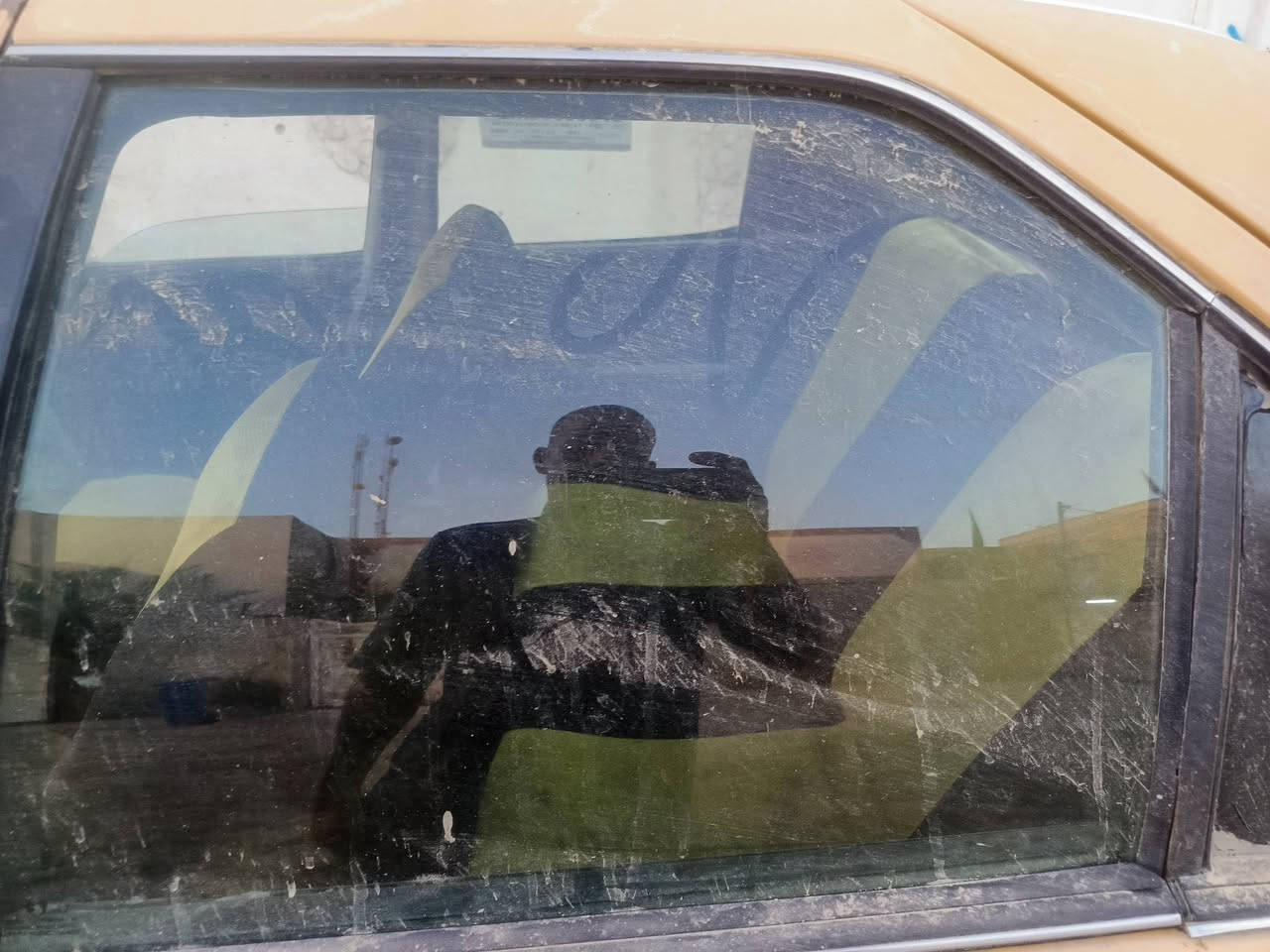 سلام عليكم سياره للبيع سنويه ضايعه سنويه بيها استنساخ راعيها موجود بل حله تحويل ثاني يوم سياره طافيه السعر 10 وبيها مجال لاتصال على الرقم *********** سياره بارص
