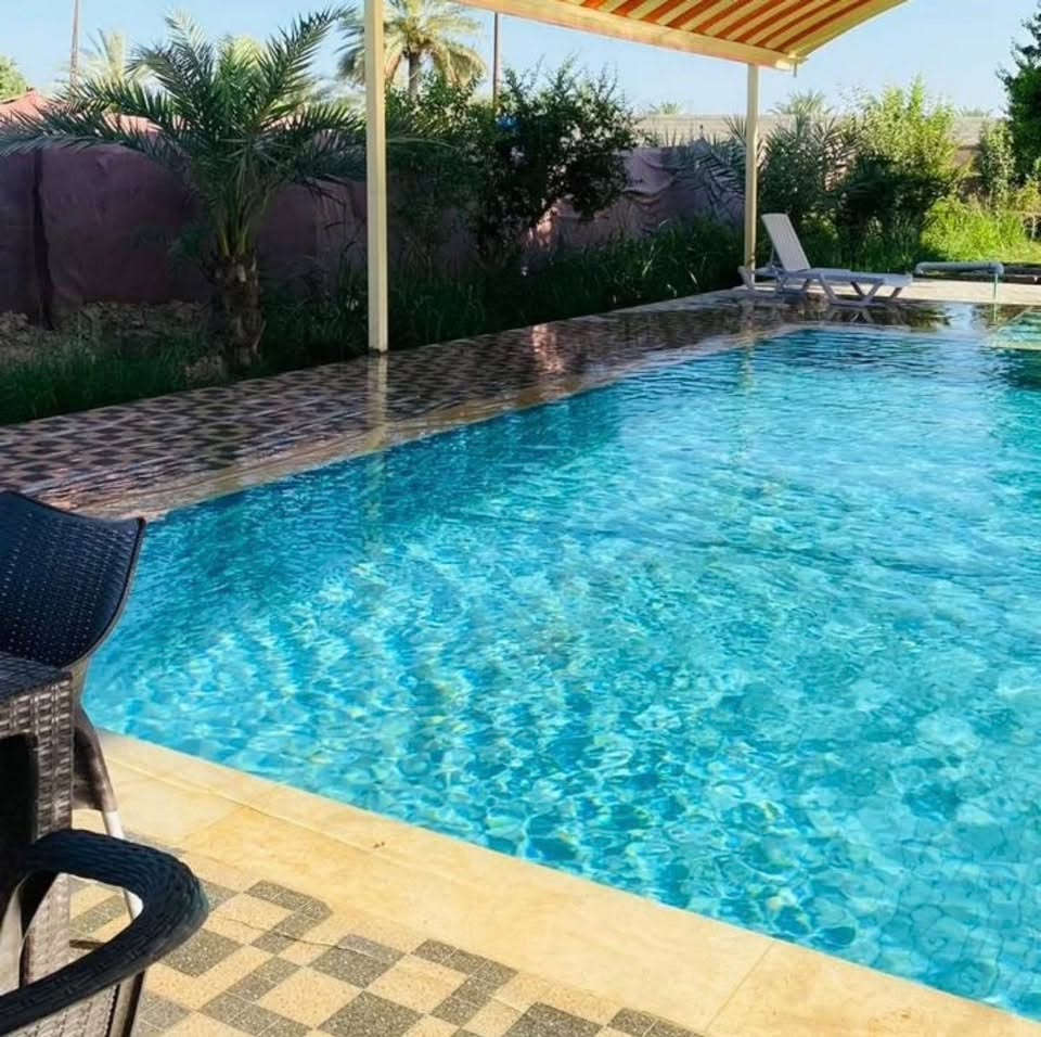 مزرعة ساندي بيل الترفهيه للايجار
تحتوي على 

بيت مؤثث كامل 2 غرف نوم🎪🏡🏠

صالة كبيرة🏠

مطبخ جاهز مع الأواني 

مسبح كبير 🛝🌊

مسبح صغير الأطفال 🏖  

حديقه  🏕

مكان للشواء 🔥🔥🔥

يتوفر كهرباء على مدار24ساعه 🚥🚥

كراج للسيارات 🚙🛻

ألعاب 

بليارد 🎱 

فيشة 🎖

الاتاجير نهاري وليلي ويوجد مبيت 🌕☀️🌛🌛

المكان صلاح الدين. قضاء بلد 

للحجز الأتصال 

***********

 متوفر واتساب ايضا
