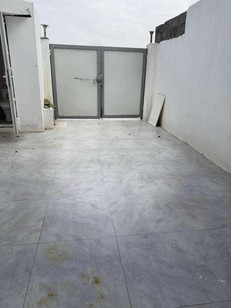 بيت للبيع بانميل الشارع العام  على شارع  مقابل مشروع الماء  البيت  جديد لوك نظيف 100 /100بيع سريع 22  
للستفسار اتصل ***********
