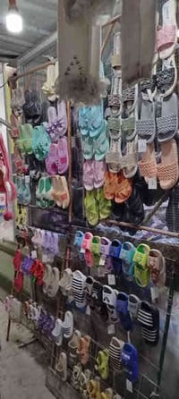 محل أحذية • حي الرحمه شارع عشرين • بضاعة جديدة