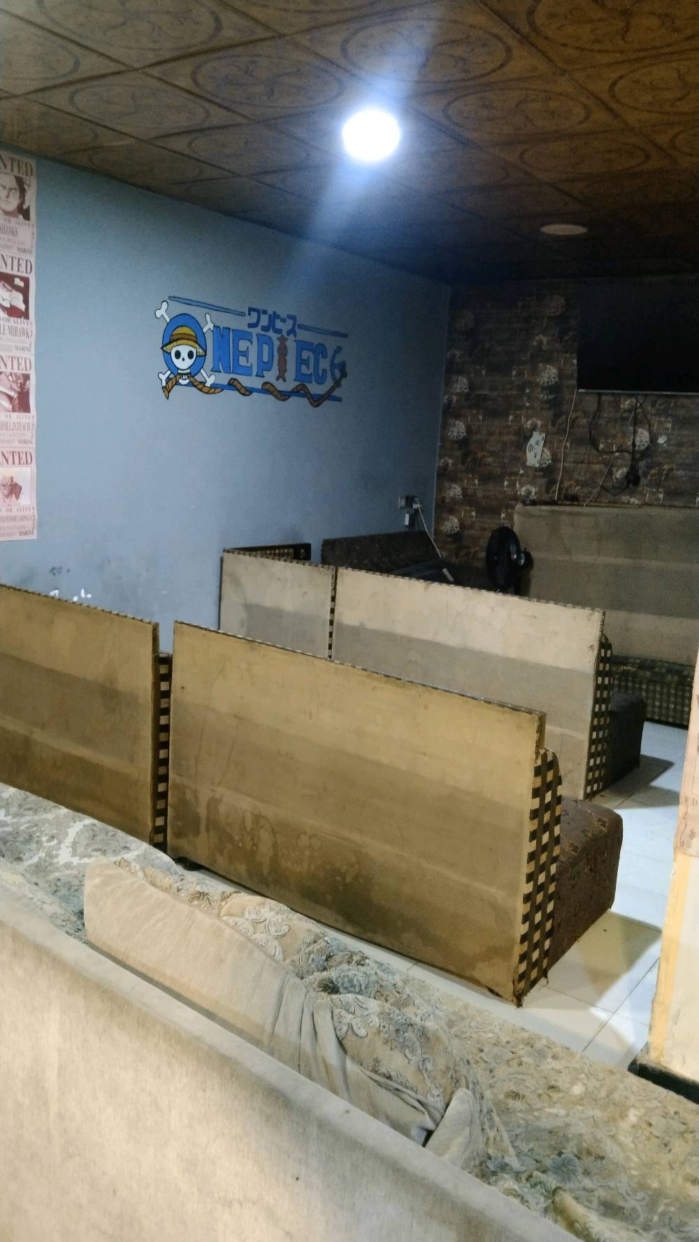 كوفي شوب للبيع البصره –القبله سوق المصطر كوفي شوب شغّال وجاهز بالكامل سبب البيع: عدم التفرغ المحتويات: سبلت كنتوري 3 طن عدد (2) سبلت 1 طن + سبلت 2 طن شاشات قياس 60 عدد (3) شاشة 42 عدد (2) + شاشة 32 عدد (1) ثلاجة + مجمّدة ماكينة صنع ثلج للعصائر نراكيل عدد (40) نظام كاميرات مراقبة نظام صوت عدد (2) منظومة إنترنت مشفّرة قنفات عدد (5) حالة متوسطة بايراد عدد (2) ميزات دومنه مع كراسي عدد (6) مطبخ متكامل (خلاط + غلاية) مطبخ خاص للنراكيل مولد 32 أمبير بنكات عمودية عدد (6) بلي فور عدد ١ وبعد نواعم الاجار 750 للاستفسار