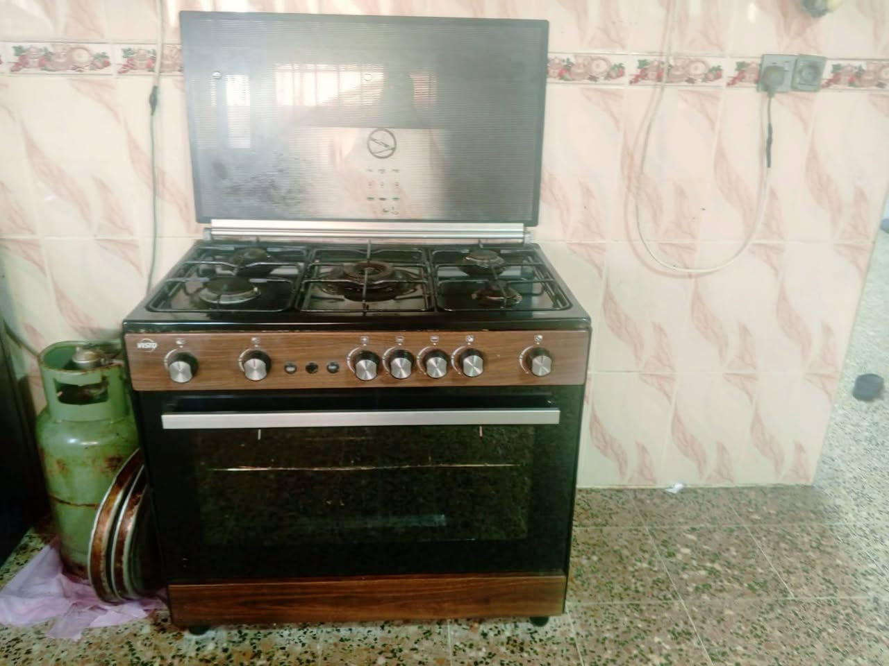 طباخ مستخدم موسم واحد جديد بشرط ***********
