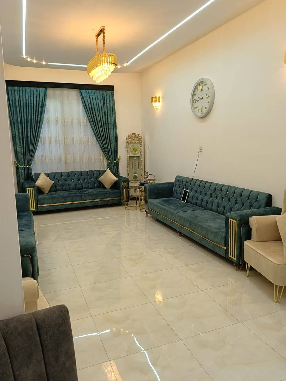 عنوان الدار الجانب الأيمن ٣٠ تموز 
دار للبيع مساحة الدار 200متر واجهة الدار ٨ 
يحتوي الدار
الطابق الاول غرفتين نوم هول ستقبال مطبخ حار وبارد صحيات 
الطابق الثاني يحتوي على ٤ غرف نوم هول صحيات مطبخ 
الدار مجهز بل كامل بنظام دكتات وسبالت وكاميرات  مع حديقه ١٠٠ متر خلف البيت للتواصل او الاستفسار الاتصال على الرقم ***********
