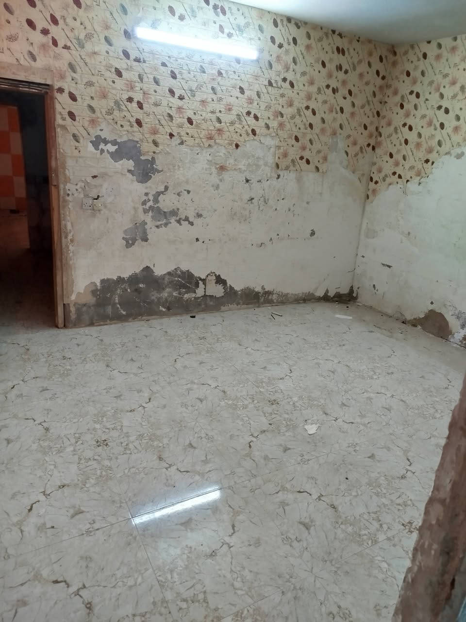 ياالله بسبب الوعود الكاذبة اعيد النشر بيت للبيع 100م 5×20 بمنطقه حي الكوفه شارع الصورة الجهه اليسرى فرع اسواق أدم حاليا موأجر بي عائله سعره 65 وبي مجال ***********
