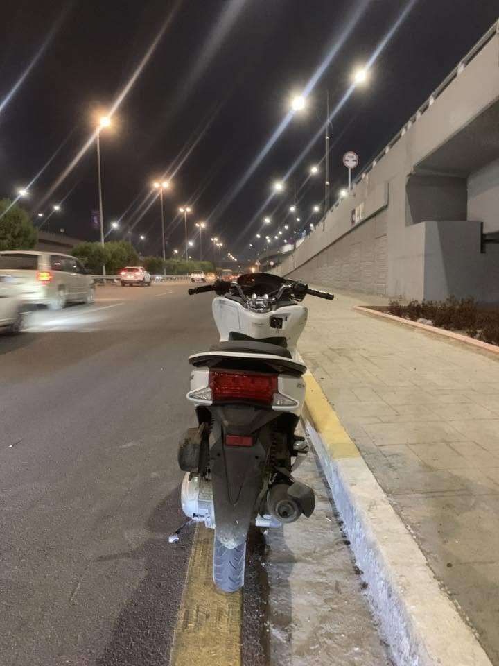 يالله سلام عليكم 
دراجه Pcx (ياباني)
طالعه من معرض كلشي وكلاشي 
جيل الثاني دراجه كفالة مكينه وكفرات اصليه فقط لكفر الأمامي مثل ماواضح مسوي بيها حادث ماشه وستيرن ودبلات مواصلهن وغراضه لواقيه ويده بريك موجودة 
سعرها 1825
مكاني بغداد الكاظمية ***********
رصيد او واتساب فقط
