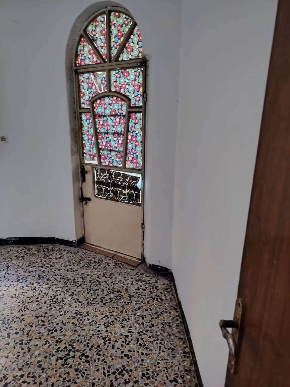 دار للبيع مساحة ١٠٠م الجبهه١٠م طابق واحد بناء طابوق ملك زراعي استقبال كبير اغرفه واحده مطبخ صحيات مع بيتونه السطح شتايكر الموقع كميره بداية قرية حجي صبر للاتصال *********** واتساب ***********

