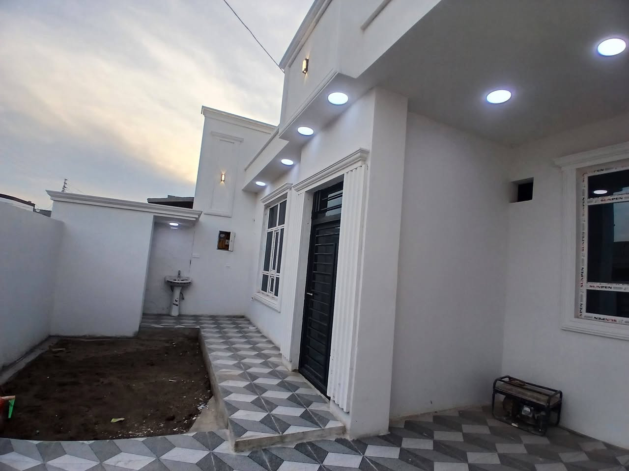 #سلام عليكم ورحمة الله وبركاته
#_للبيع_بيت  بناء حديث مساحة 190م

حي الفرسان مقابل جامعة تكريت  
فول مواصفات 
#_تبليط ماء كهرباء 

#_زراعي  فرع جامع الصابرين 

للأستفسار      ***********
