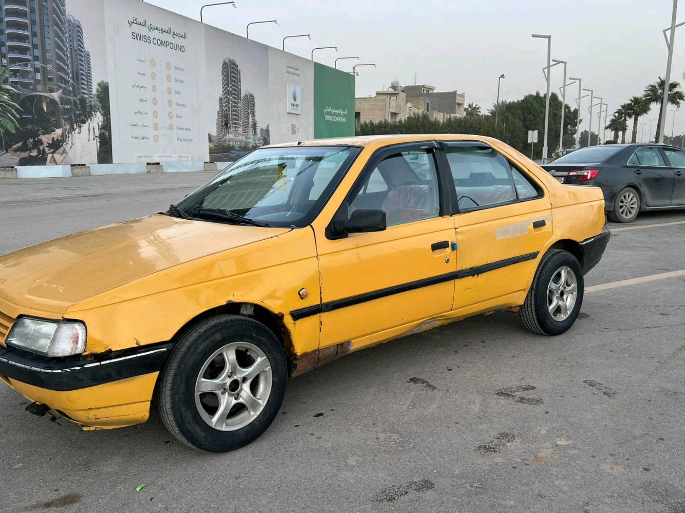 سيارة بيجو قديمة لونها أصفر، مناسبة للمشاوير داخل المدينة. الداخلية نظيفة والمقاعد مغطاة، وتوجد بعض الخدوش على الهيكل الخارجي. البيع لأعلى سعر ومكان السيارة ببغداد.