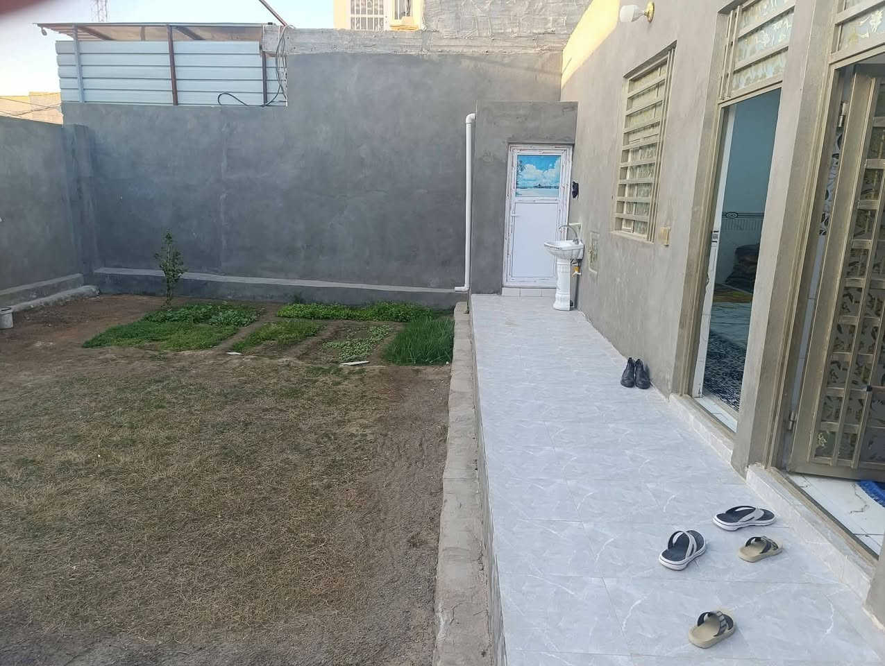 👋سلام  عليكم ♦ #مكتب_عقارات_الهمام_1♦دار للبيع  

      ♦#كل_شيء_بالتخمين__الا_العقار_بالتثمين♦

💵💵💵#السعر_البيع_70مليون  مع مجال التفاوض 

دار للبيع مساحة 250م 
اساس صب بناء بلوك سقف عكاده 
 
يحتوي 2غرفة نوم  صاله استقبال مطبخ صحيات داخل وخارج ارضيه بورسلين جدران سيراميك 
تسليم مباشر 

🌏#الموقع__الكوفة  شارع المطار شارع حاتم الخير 

لتواصل والاستفسار مراجعة ♦#مكتب_عقارات_الهمام_1♦ الكائن في #الكوفة #شارع المعمل قرب مستشفى البيطري 
*********** واتساب  وا اتصال 
    ♦نستقبل عروضكم مدار 24 ساعه
