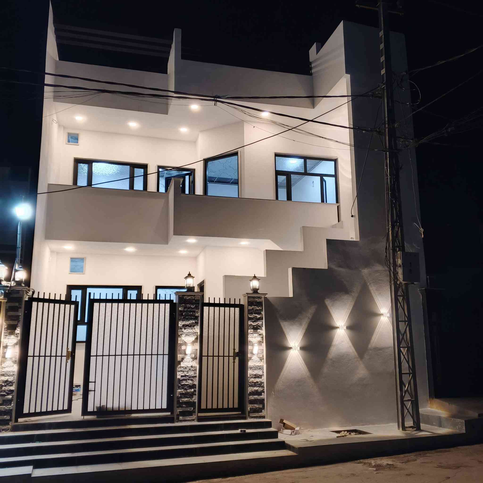 بيت حي التربيه ملحق الاولى 150متر طابقين الطابق الارضي مفصول عن الطابق الثاني البيت بناء حديث 2025 البيت نضام كاميرات والطابق الثاني نضام دكتات  البيت مطلوب 16مليون لجمعيه البيت سعر 146مليون   رقم الموبايل ***********    / ***********
