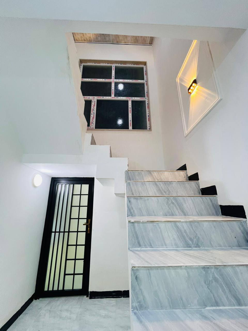 � دار للبيع – حي الملايين الاولى قرب فلل العناز
• المساحة: 200 متر ➖ واجهه 11 متر اتجاه قبله
• خدمات كامله ماء وكهرباء وتبليط
🔹 المواصفات :
• بناء حديث وراقي ونضام دكتات وسبالات وكامرات
• الطابق الأول: غرفتين نوم + صالة + استقبال + صحيات
• الطابق الثاني: اربع غرف نوم + صالة + صحيات
• سند زراعي ملك صرف بستان
للاستفسار والتفاصيل الاتصال .
#مكتب_انوار_الموصل_للعقار
***********
***********
