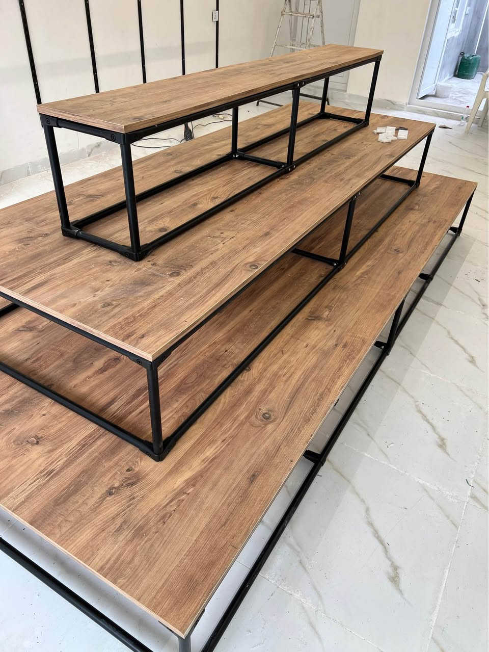 ئەوڕەفەیەم هەیە بۆ فرۆشتن بەکار نەهاتووە شتیکی زۆر مەزبوتو تۆکمەیە سێقات دائەنرێت وەکو لەوێنەکەیا دیارە بۆ دوکانی جلو بەرگو چانتاو پێڵاو ئەبێت قیاسەکانی بەم جۆرەیە ٣٠ * ٢٠٠ سم
٩٠ * ٢٦٠ سم 
١٥٠ * ٣٢٠ سم
نرخەکەی ٤٠٠ هەزارو مامەڵەیە
*********** السليمانية, العراق
