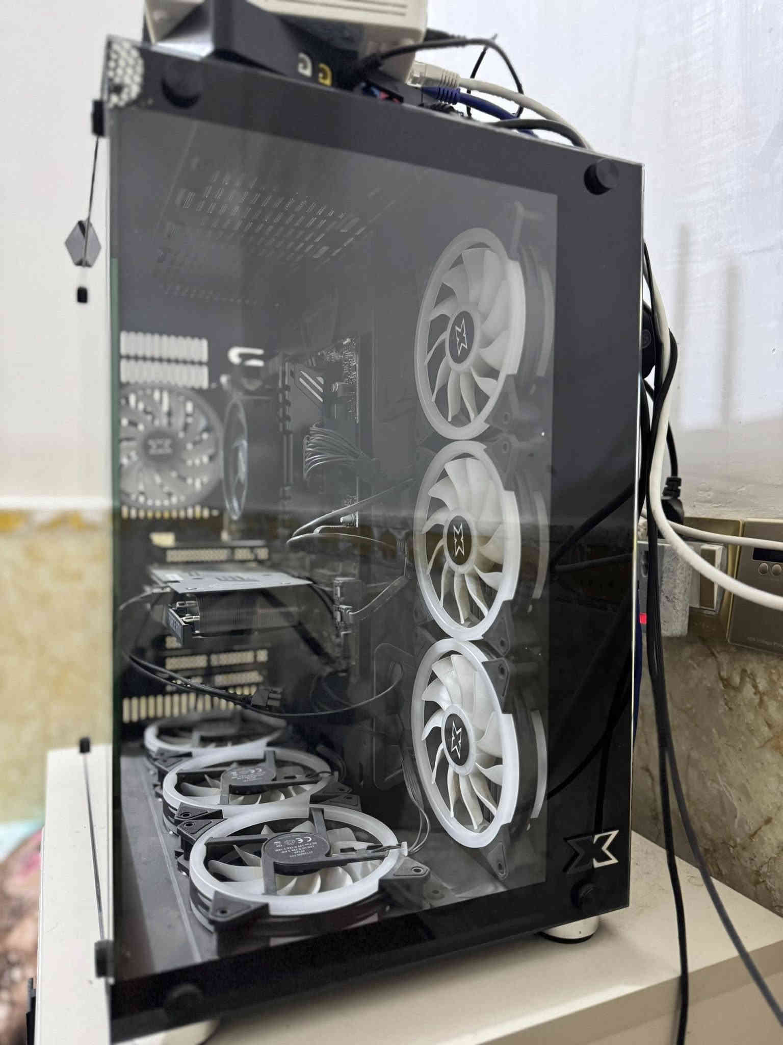 للبيع. الpc و الشاشه و كافة الملحقات الموجوده 
المكان بابل 
*********** واتساب
