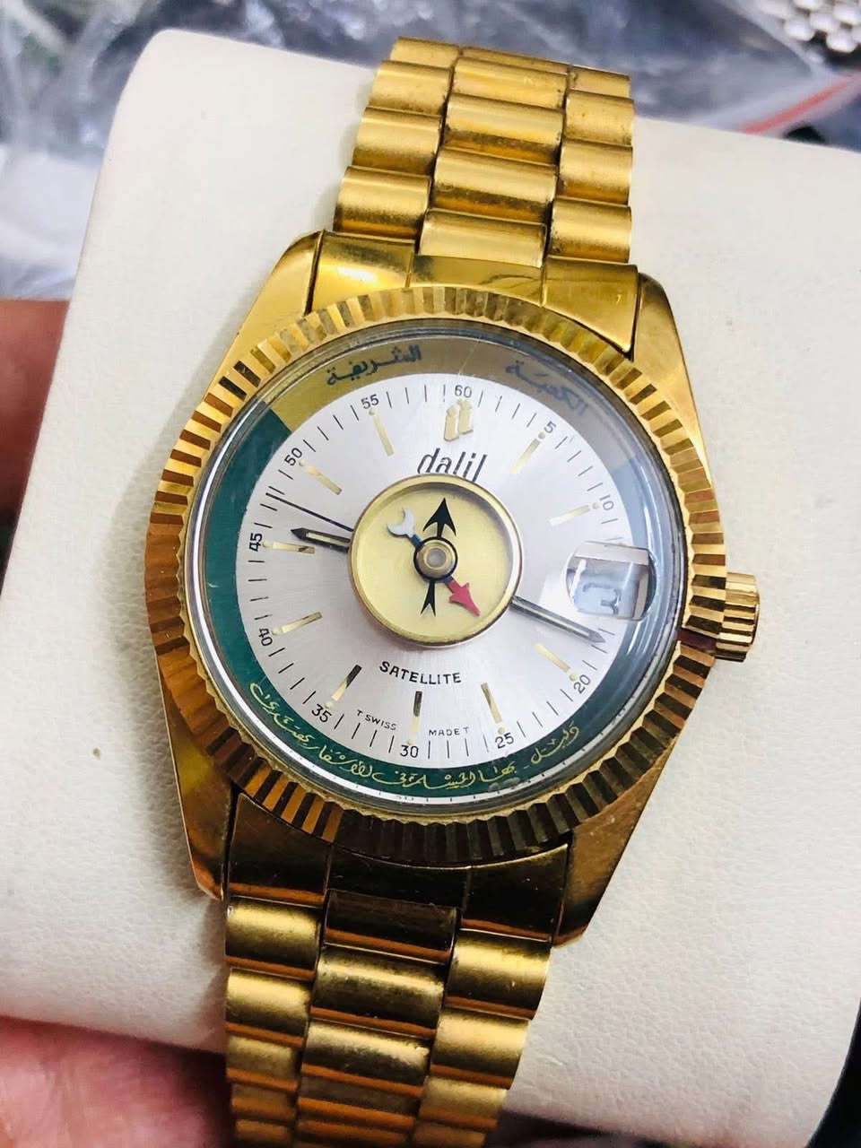 ساعة دليل المسلم ( DALIL) اوتماتيك 
سويسري اصلي انتاج الثمانينات 
تغليف ذهب بوصله لاتجاه القبلة
 القطر ٣٧،٥ ماكنه 21 حجر 
لوك غير مستعملة  
للاتصال ***********
