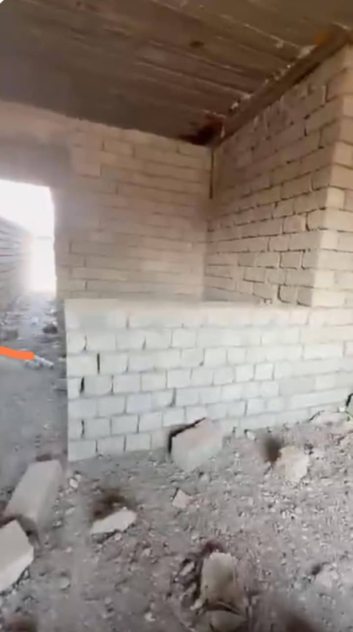 السلام عليكم ورحمه الله وبركاته يوجد بيت للبيع في تكريت الفرسان المساحة 250 عرف 2 استقبال الضيوف مطبخ حمام 2 هيكل مصبوب خدمات كاملاً ماء كهرباء سعر المطلوب 24 مليون وبي مجال *********** و***********
