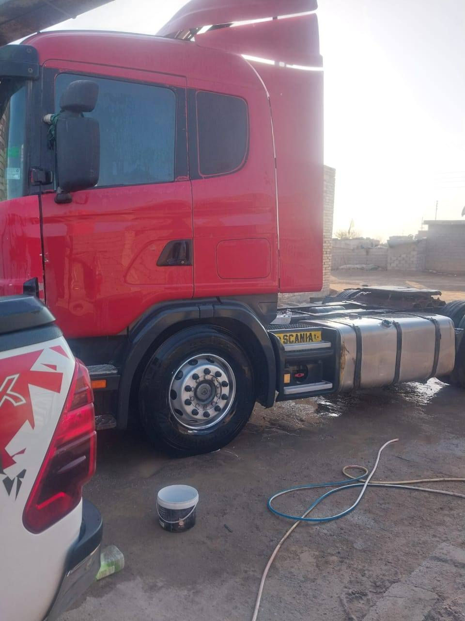 سلام عليكم سياره سكانيا  2003 البيع سياره وراها عربانه فلات سياره مكفوله مكان سياره العماره وهاذ رقمي ***********
