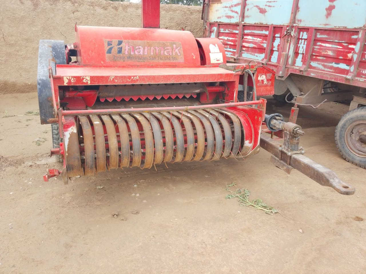 سلام عليكم عندي تبانة هارمك نضيفة هية وعرباينهة ناحيت جلولاء سعر مناسب ‏‪***********‬‏
