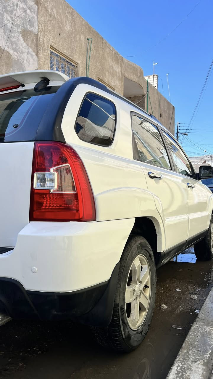 السلام عليكم
سيارة كيا سبورتج  للبيع
المديل : 2009
اللون : ابيض
الممشى : 160 الف كيلو
السعر : 105 ورقه 
الحادث : السياره مكفوله من الحادث القوي  السياره مشتريهه زيرو عله ايدنة من الشركه  صار بيهه حادث بابين صفحة السايق  بدلناهن وصبغنة الصفحة  وصبغنه الصفحة الثانيه توحيد لون  السياره عندي صورهه قبل الصبغ عله وضع الشركه 
مكينه وكير ماملعوب بيهن ابد بلادي محرك 2000

الرقم : رقم بصرة باسمي رقم انكليزي سنوية لل 31  .
الموقع : البصرة المشراق الجديد /***********
