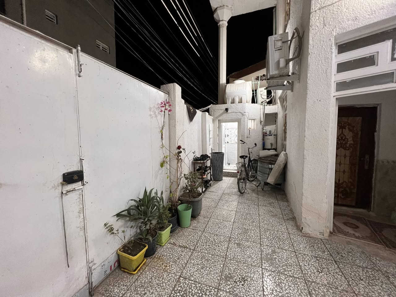 السلام عليكم ورحمة الله وبركاته
الطابق الأول غرفه وصاله وستقبال ومجموعه صحيات عدد ٢ ومطبخ ومنور 

الطابق الثاني ٣غرف مع صاله مع مجموعه صحيات مع صاله 

بناء البيت ٢٠١٦كونكريت دبل فاليوم

النجف الأشرف حي الانصار مقابل كراج الجنوبي.  120متر 

***********
