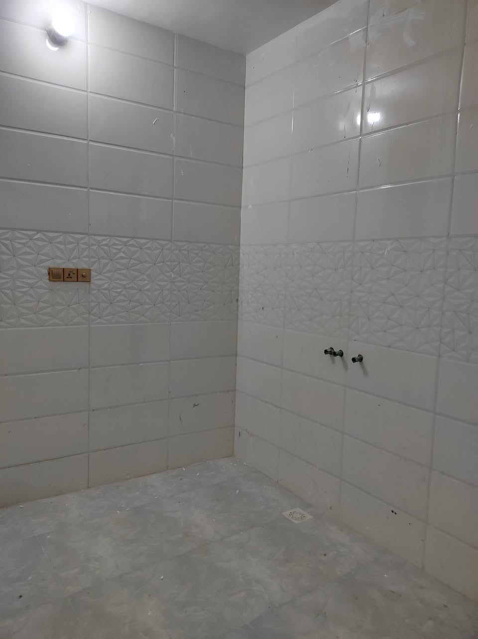 بيت 100م حي الزهراء خلف مضيف الرواجح طابق واحد كونكريت مسلح بناء هاي السنة درجة اولى غرفة صاله حمام مطبخ استقبال للاستفسار الاتصال ***********
