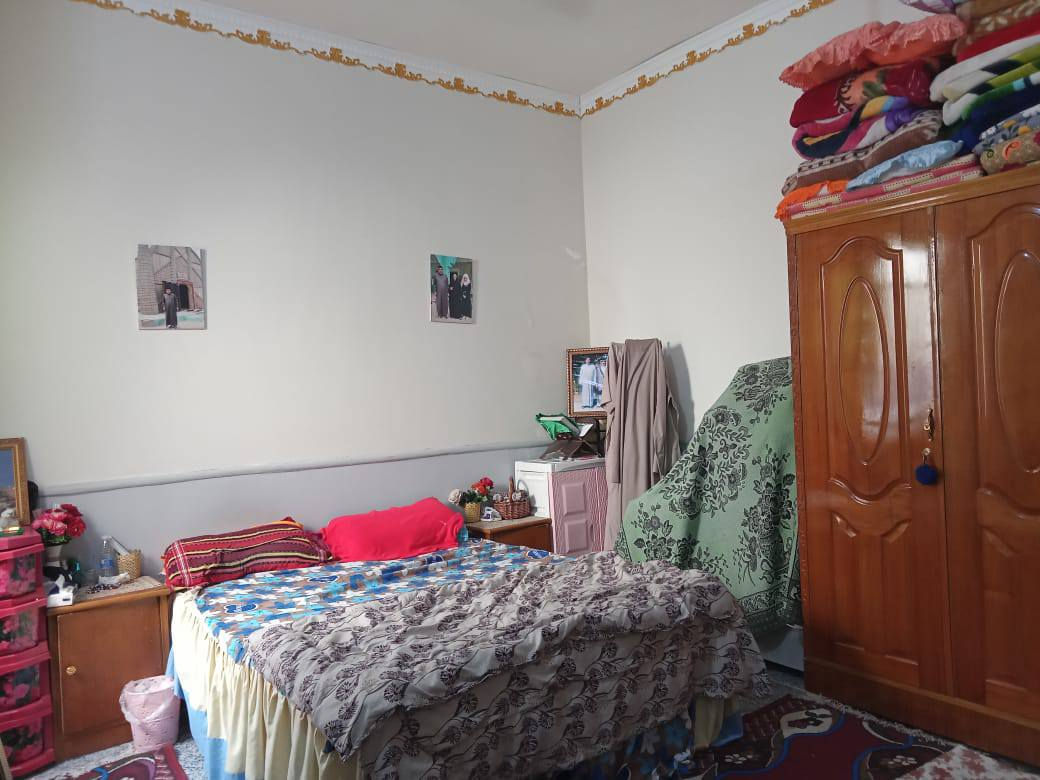 بيت في حي الجوادين شارع الإمام جعفر الصادق مقابل مجمع امل الجنوب
المساحه ١٠٠ 
ماء .مجاري.تبليط.كهرباء 
غرفه 
صاله 
ومطبخ 
ديوانية 
صحيات 
***********
