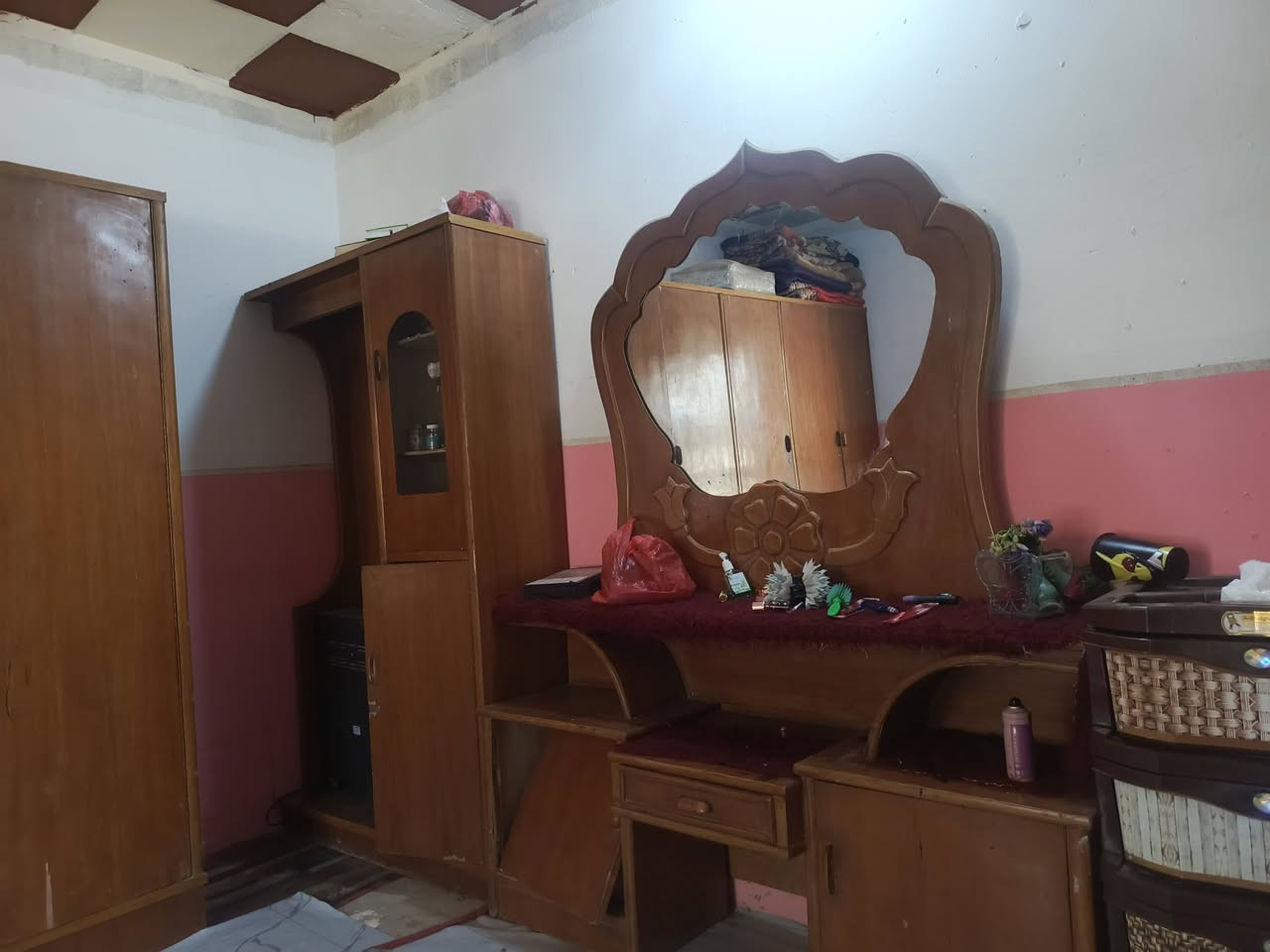 السلام عليكم ورحمه الله وبركاته 
غرفه مستعمله للبيع سعرها 250
شراي اتصل ***********
مكاني بابل ابي غرق
