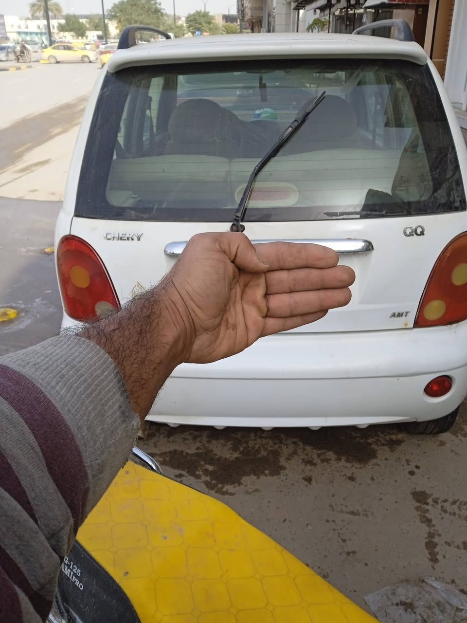 السلام عليكم كيو كيو موديل 12مكينه وكيرمكفولات كير اوتو+عادي تبريد ثلج حداديه خير من الله شاشه ايباد السياره جديده لا ضربه ولا صبغ البلاد بيه شويه بارد بل باب لوره الصدر  أحله من الصور مكاني بابل السعر 27وبيه مجال  رقم الهاتف ***********
