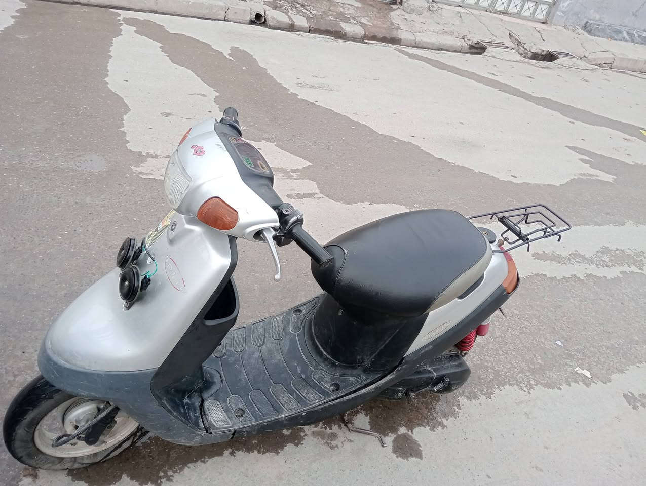 السلمو عليكم  مطور بوتين دبل سكريتا
اشيرل لايتال شغال سلف هورن كيلو متر كيج بانزين  قفل استيرن قفل اكسن   السعر ٣٠٠ وبي مجال رقم مبيل 
***********
***********
