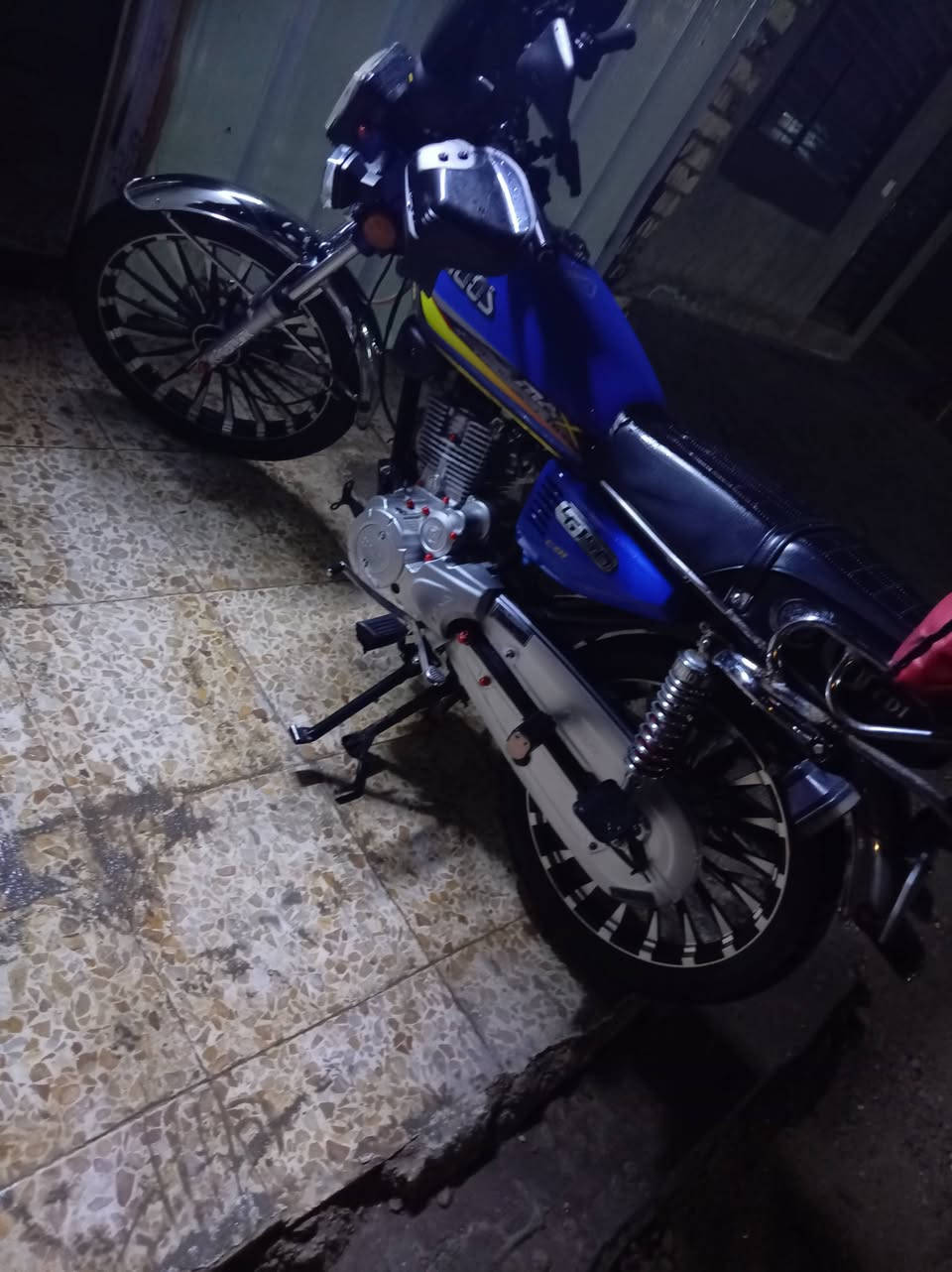 السلام عليكم شباب الدراجه مقفوله وبيها بس الشاشه عاطله مقفول الماكينه ما مفتوحه  علوان بغداد مدينه الصدر حي اور رايدها ب 850 وبيها مجال
***********
