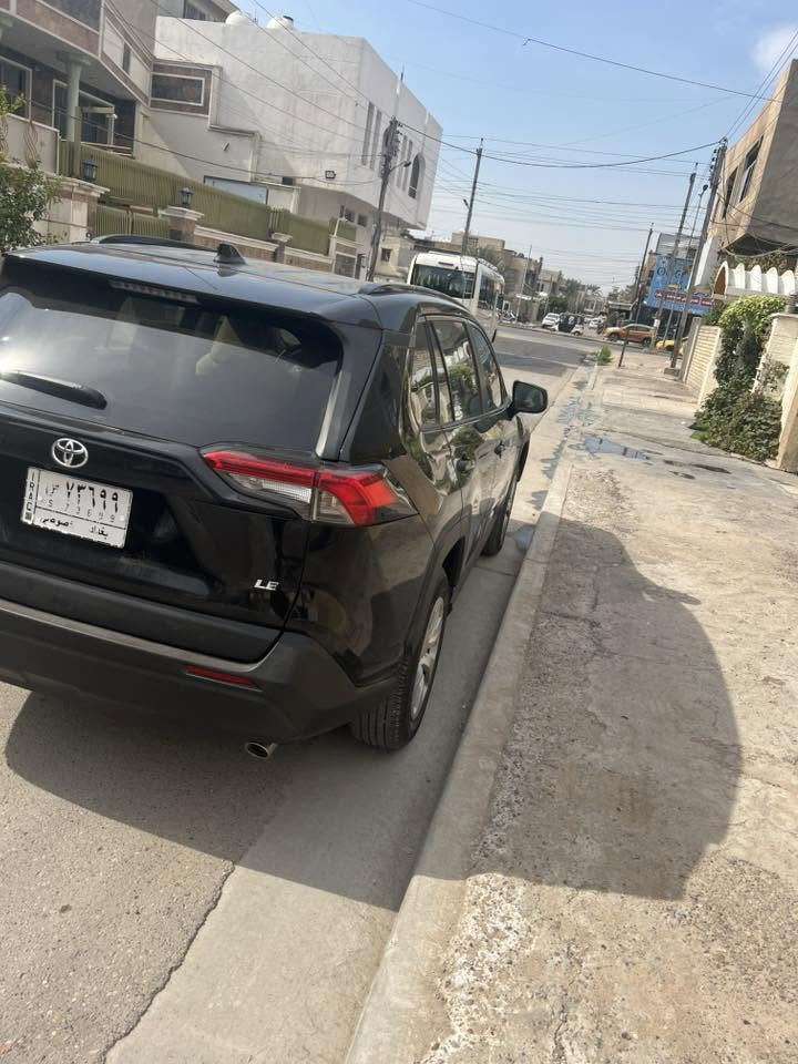 تويوتا رافور موديل 2021 فئه le سياره جديده حادثه موضح بصور اني مستورده وماشيه 21000 الف  ميل حقيقي مال امريكا بيه جاملغ خلفي مبدل اصلي ومصبوغ وباب خلفيه اصليه مبدله وباب صندوك طخة ومبدل بدون اي دواخل او حوض بچم بلادي كبس  اسمي سياره وترهم مراوس حسب قناعه السعر 218$ وبيه مجال لتفاوض موجوده سياره بغداد حي العامل ***********.    ***********
