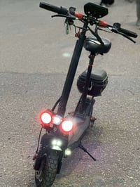 سكوتر شحن للبيع مجالسرعة في الشاشة 75 السرعة الحقيقية 40-45 بطارية ليث...