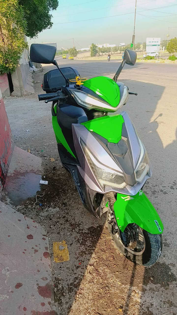 السلام عليكم ورحمه الله وبركاته دراجه شحن نوع سكنس  عدد بطاريات 6 جديده طك سليفون مكفوله من كل نواحي ما صار لها يمي 6 اشهر  وتتأكد البطاريات جديده ودراجه كلها جديده شاهد الله ثلاث نمر نظام رجوع للخلف نظام حماية سرقه نظامم
بلوتوث وتشغيل عن بعد بصمه وسويجين  وتحتوي أيضاً على منفذ usb شحن سرعتها توصل 100 حقيقي تمشيك بالشحنه الوحده ٧٠ كيلو
 رايدها بـ 600 قفل قفل لا تعاملني للتواصل على هذا الرقم ***********مكاني بغداد الدوره
