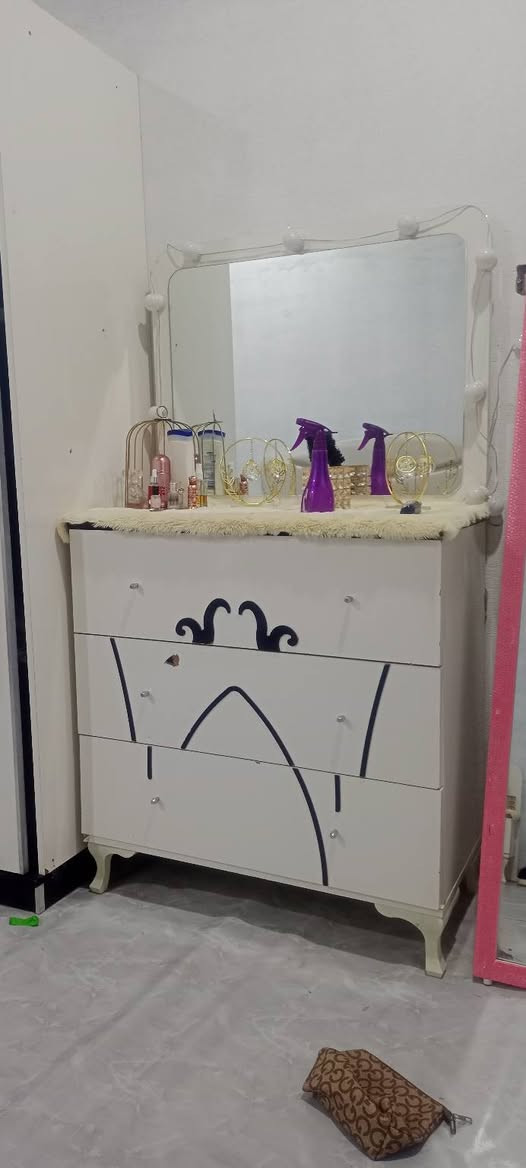 غرفة نوم تركية مستعملة للبيع سعره ٣٥٠ ... ***********
