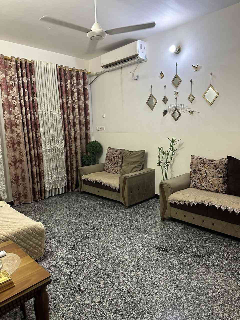 السلام عليكم 
بيت 100 متر زراعي سند 25 للبيع 
كامل طابقين وجاهز بناء حديث خدمات متوفرة مي مجاري كهرباء 

متكون من 3 غرف نوم 
حمامات 3 

موقع البيت : الامين الثانية / سكينة الزراعي مقاطعة 9/2 قرب اسواق خوخة يم مولدة وسام الساعدي القديمة عالشارع العريض البيت بالفرع يكون 

البيت سعرة 124 ومجاله بسيط 

وهذا رقم صاحب البيت للأستفسار ***********

غير متواجد عالفيس اخوان لحد يدخل خاص كل التفاصيل موجودة

