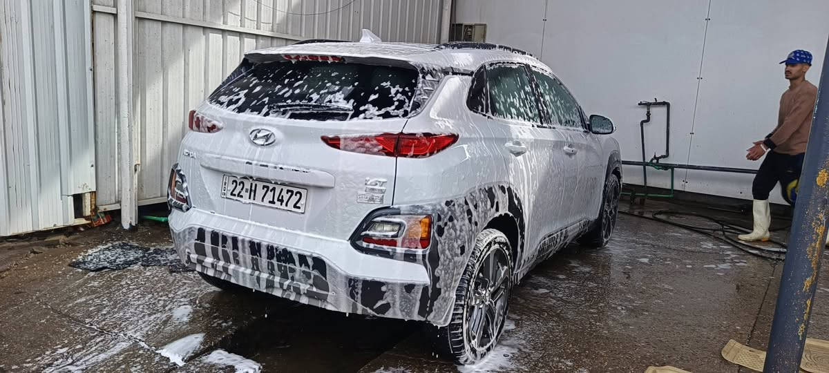 هوندا كونا للبيع مكفووله كلين تايتل 
هوندا كونا (Kona)

السنة: 2021

الفئة: Limited (فل كامل)

المحرك: 1.6 لتر تيربو 

ناقل الحركة: أوتوماتيك 7 سرعات DCT (دبل كلتش)

نظام الدفع:

دفع رباعي AWD 

استهلاك الوقود: حوالي 14–16 كم/لتر

🛋️ المواصفات الداخلية (Limited)

مقاعد جلد فاخرة

تدفئة للمقاعد الأمامية

مقعد السائق كهربائي

شاشة معلومات 10.25 إنش

Apple CarPlay + Android Auto

نظام صوت ممتاز (Infinity في بعض النسخ)

تشغيل بالبصمة (زر تشغيل)

مكيف أوتوماتيك

فتحة سقف

🛡️ أنظمة الأمان

نظام مانع انغلاق المكابح ABS

نظام الثبات الإلكتروني ESP

كاميرا خلفية

حساسات أمامية وخلفية

نظام المحافظة على المسار

نظام التحذير من التصادم الأمامي

مراقبة النقطة العمياء

6 وسائد هوائية

رقم اربيل الجديد 

مكاني بغداد 

للاستفسار واتساب او اتصل 

***********
